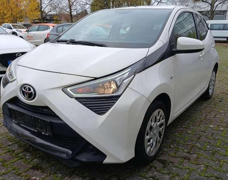 Weiß Gebraucht 2019 Toyota Aygo X-play Kleinwagen | 6.900 € (Guter Preis) - Bild 1/4