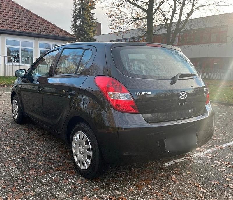 Schwarz Gebraucht 2011 Hyundai i20 Edition Kleinwagen | 2.950 € (Fairer Preis) - Bild 1/4