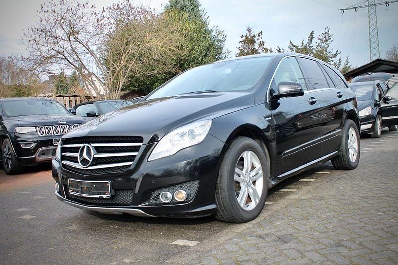 Schwarz Gebraucht 2011 Mercedes R300 AMG Van / Kleinbus | 15.900 € (Etwas zu teuer) - Bild 1/4