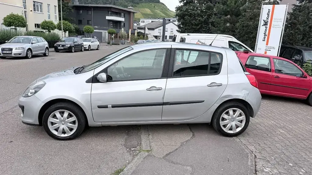 Gebraucht Renault Clio Dynamique 75 PS (55 kW) 2005 Platingrau Kleinwagen