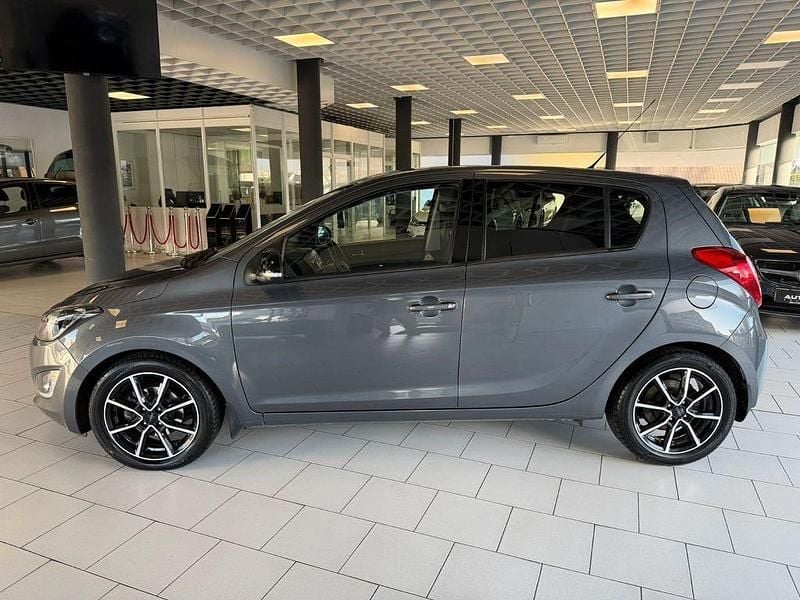 Gebraucht Hyundai i20 86 PS (63 kW) 2014 Grau Kleinwagen