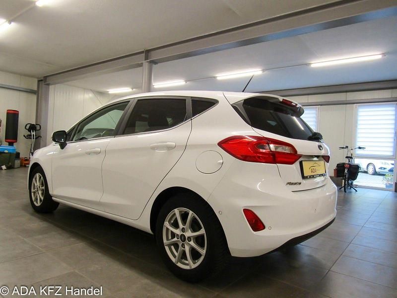 Gebraucht Ford Fiesta Titanium 101 PS (74 kW) 2017 Weiß Kleinwagen