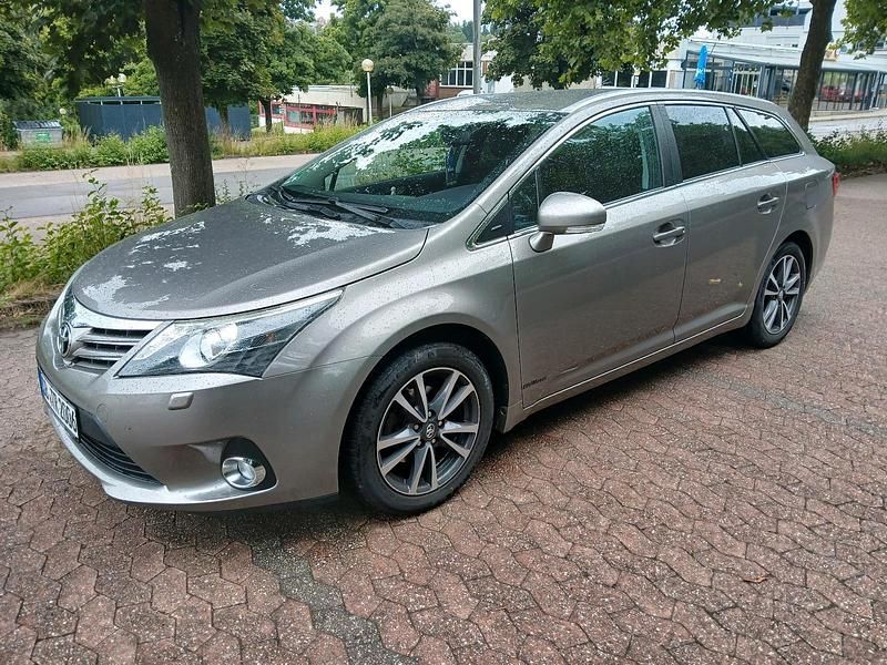 Braun Gebraucht 2015 Toyota Avensis Executive Kombi | 9.650 € (Superpreis) - Bild 1/4