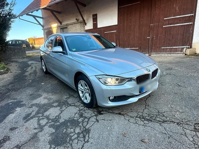 Gebraucht BMW 318 143 PS (105 kW) 2012 Silber Limousine