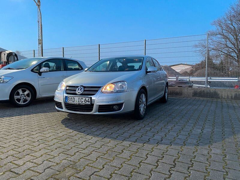 Silber Gebraucht 2009 VW Jetta Limousine | 5.990 € (Fairer Preis) - Bild 1/4