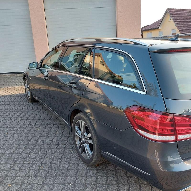 Grau Gebraucht 2016 Mercedes E200 Kombi | 13.500 € (Fairer Preis) - Bild 1/4