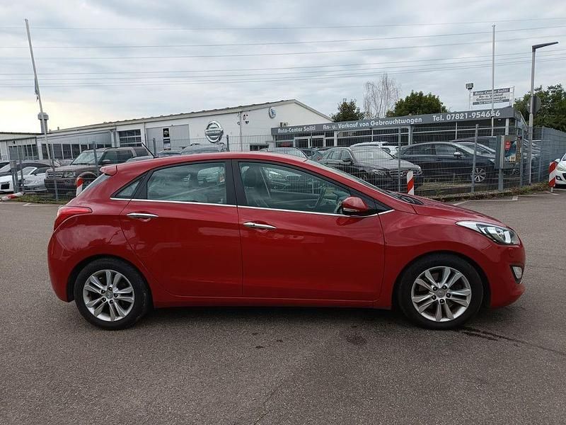 Gebraucht Hyundai i30 Style 128 PS (94 kW) 2013 Cool red Limousine