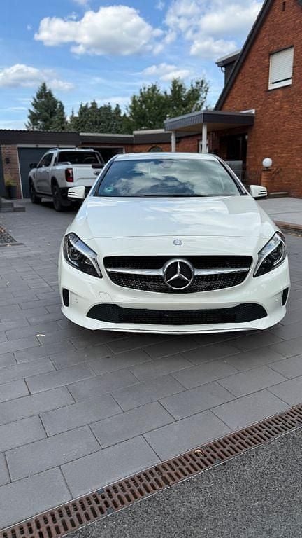 Weiß Gebraucht 2016 Mercedes A250 Urban Limousine | 16.500 € (Superpreis) - Bild 1/4
