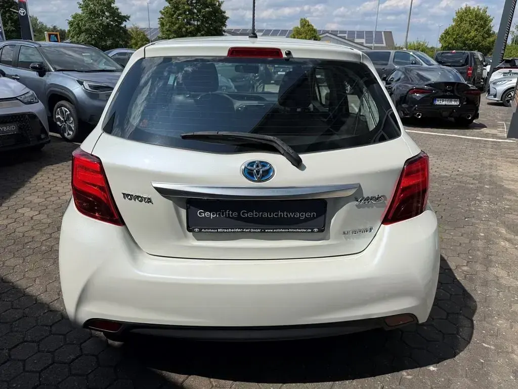 Gebraucht Toyota Yaris Club 101 PS (74 kW) 2014 Weiß Kleinwagen
