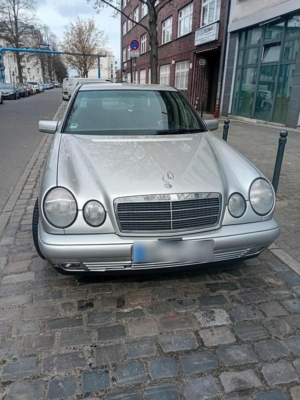Gebraucht Mercedes E200 136 PS (100 kW) 1997 Silber Limousine