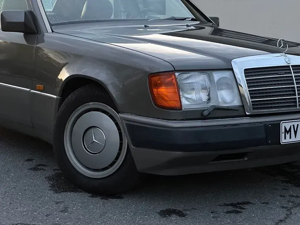 Używany Mercedes E300 179 KM (131 kW) 1990 Szary Sedan/Limuzyna