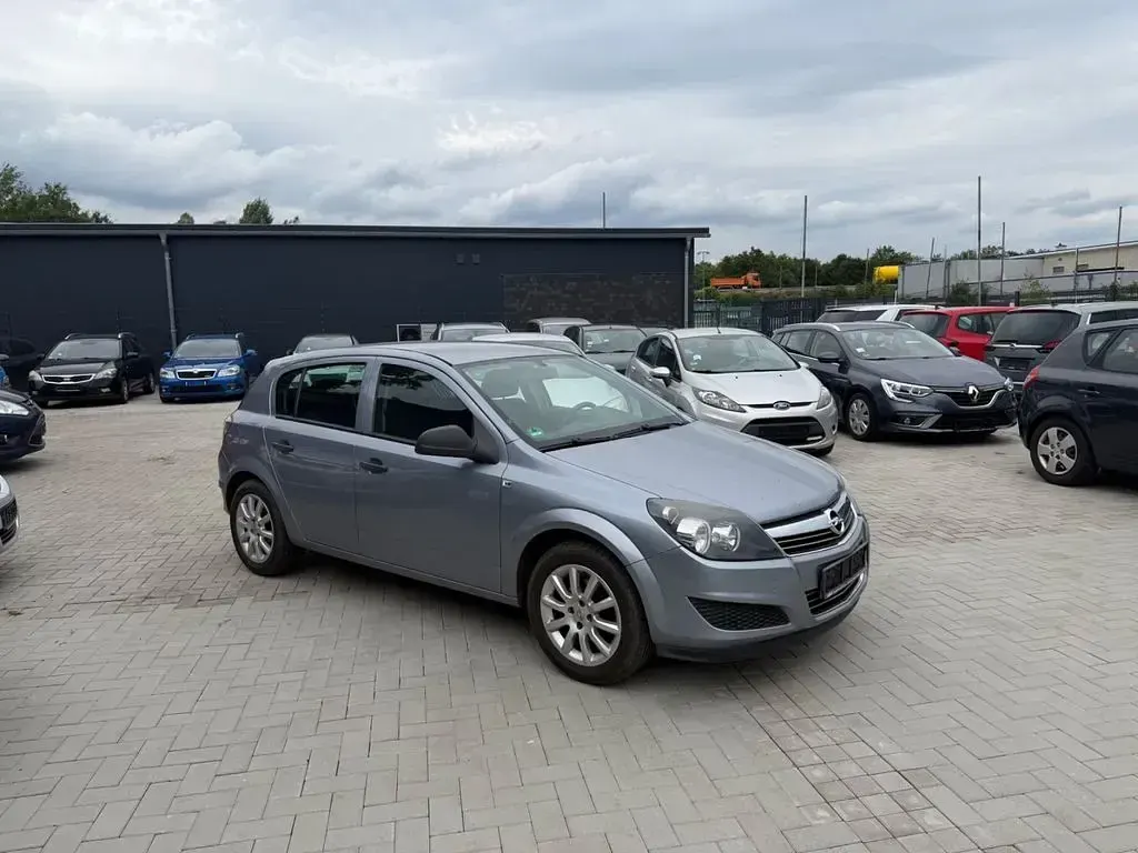 Gebraucht Opel Astra Selection 90 PS (66 kW) 2010 Silber Limousine