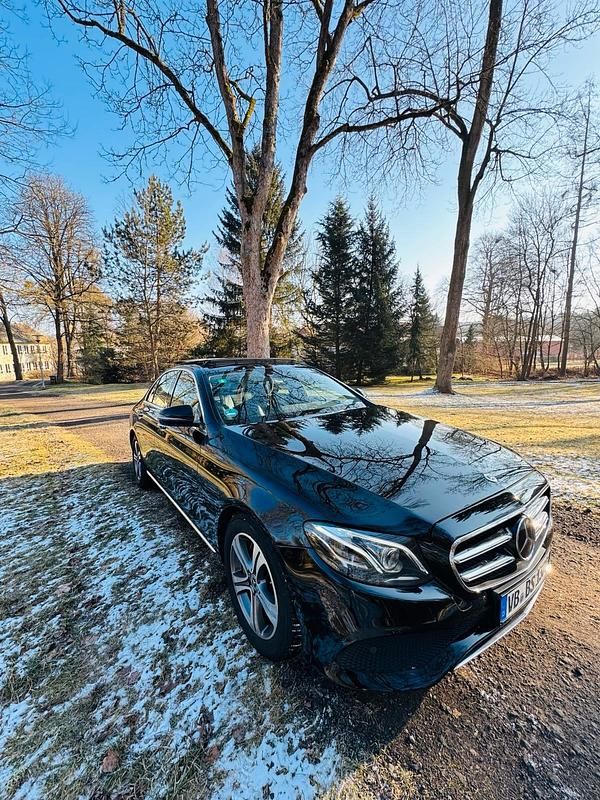 Schwarz Gebraucht 2019 Mercedes E300 Limousine | 29.000 € - Bild 1/4