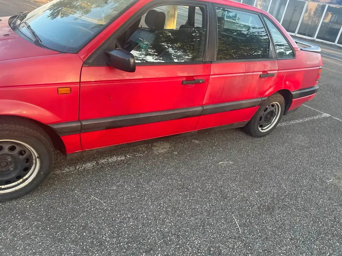 Gebraucht VW Passat 75 PS (55 kW) 1993 Rot Limousine