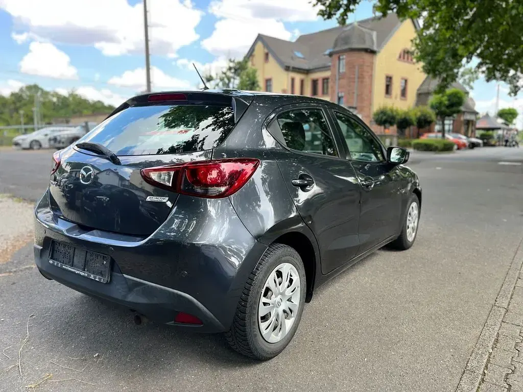 Gebraucht Mazda 2 Center-Line 75 PS (55 kW) 2016 Grau Limousine