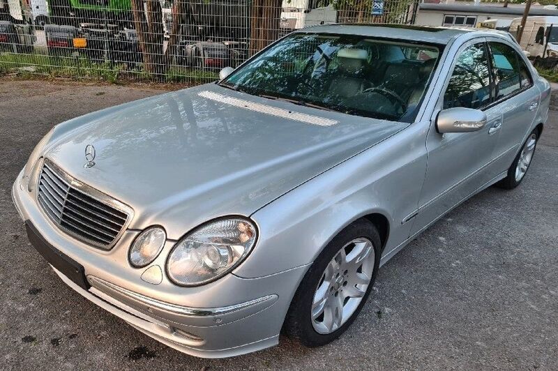 Silber Gebraucht 2006 Mercedes E420 Limousine | 4.450 € - Bild 1/4