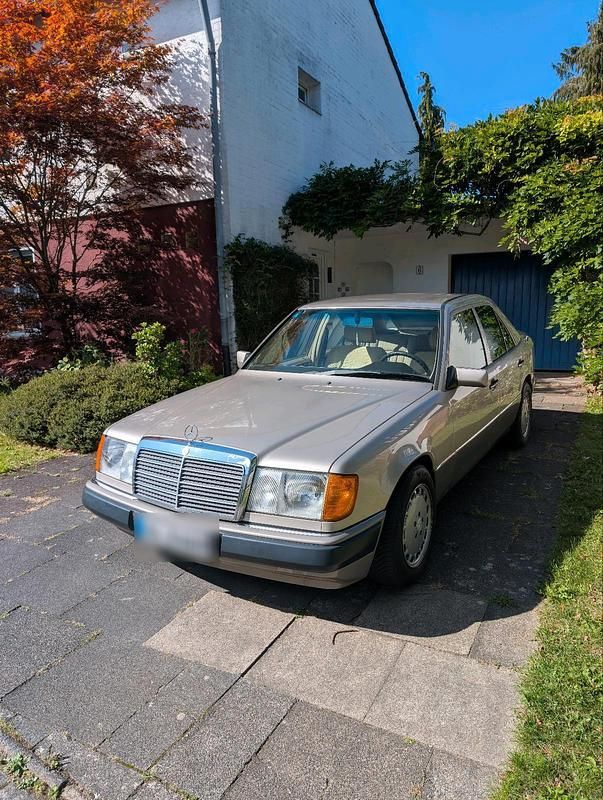 Beige Gebraucht 1991 Mercedes E260 Limousine | 7.500 € - Bild 1/4