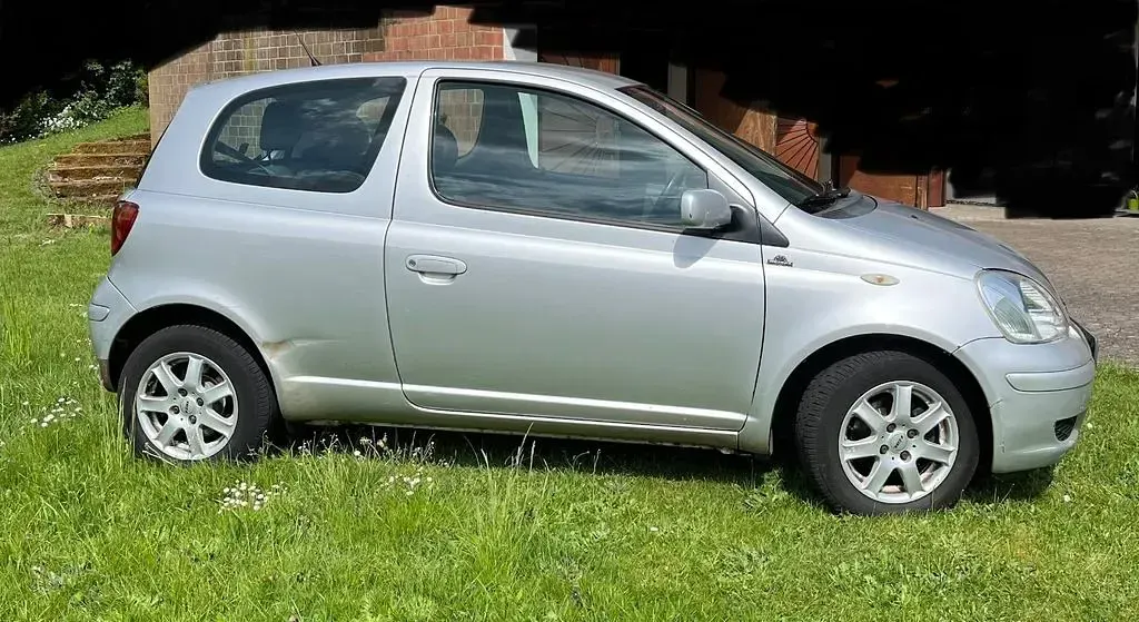 Gebraucht Toyota Yaris 65 PS (47 kW) 2006 Silber Limousine