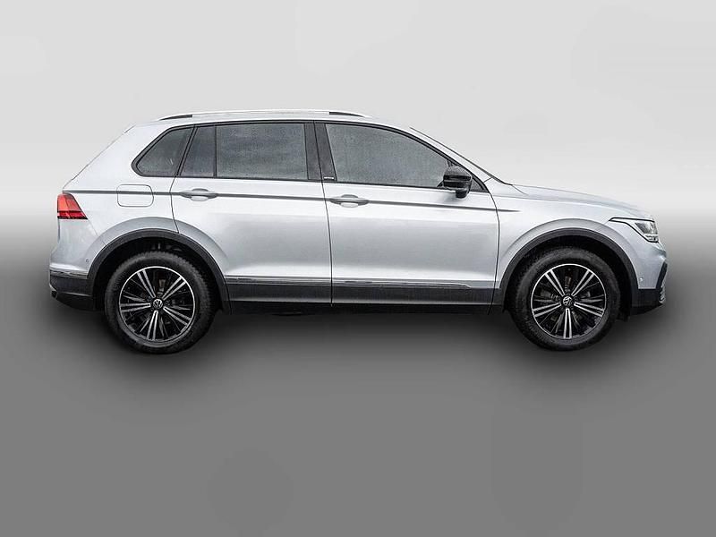 Gebraucht VW Tiguan Active 131 PS (96 kW) 2023 Silber SUV