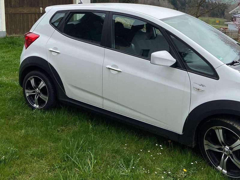 Weiß Gebraucht 2015 Hyundai ix20 Van / Kleinbus | 6.900 € (Fairer Preis) - Bild 1/4