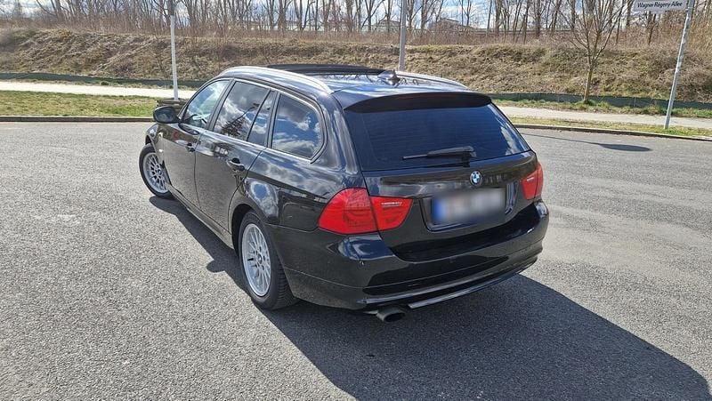Gebraucht BMW 320 170 PS (125 kW) 2011 Schwarz Kombi