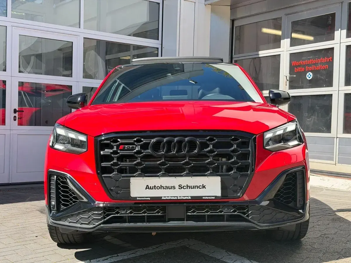 Gebraucht Audi SQ2 Ambiente 300 PS (220 kW) 2023 Rot SUV