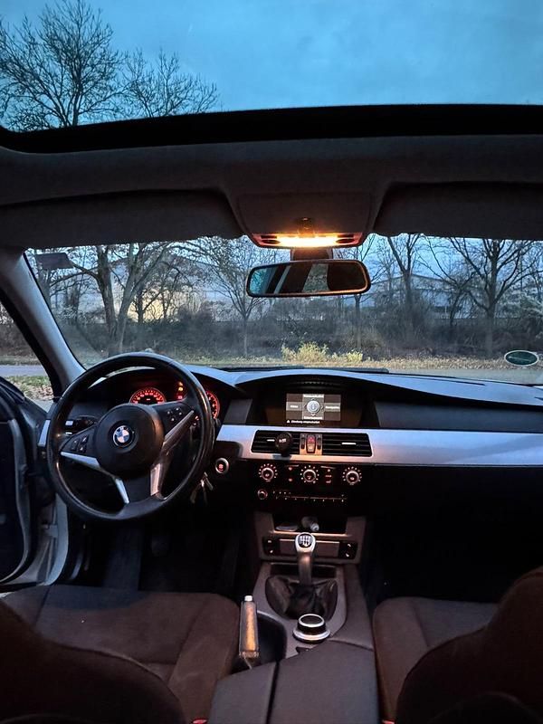 Silber Gebraucht 2008 BMW 520 Kleinwagen | 5.900 € (Guter Preis) - Bild 1/4