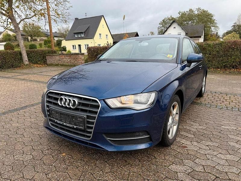 Blau Gebraucht 2013 Audi A3 Attraction Limousine | 5.500 € (Teuer) - Bild 1/4