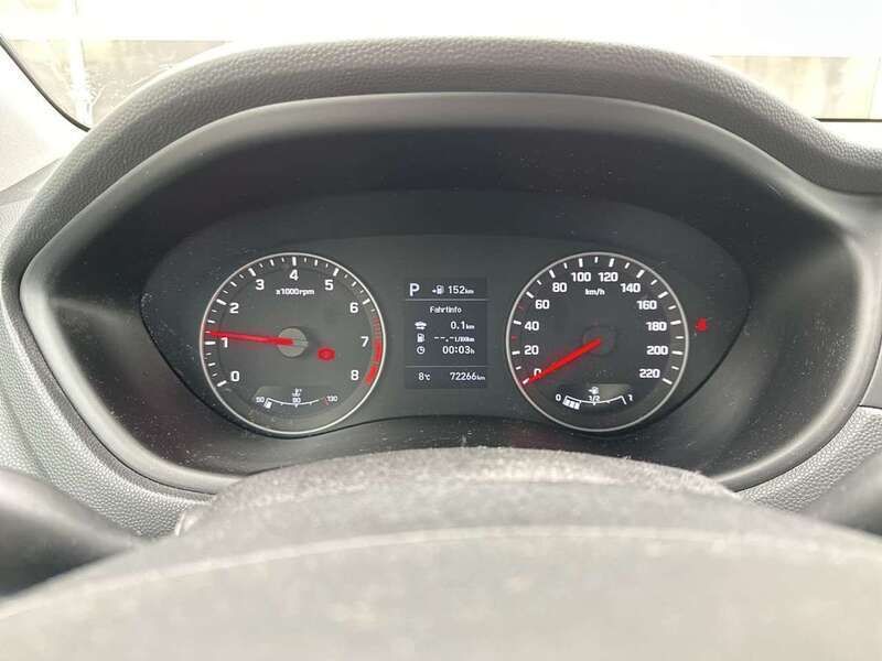 Grau Gebraucht 2019 Hyundai i20 Trend Limousine | 12.900 € (Fairer Preis) - Bild 1/4