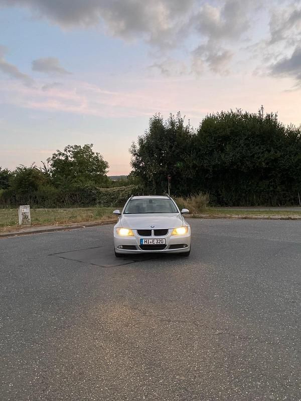 Silber Gebraucht 2008 BMW 320 Kombi | 2.900 € (Superpreis) - Bild 1/4