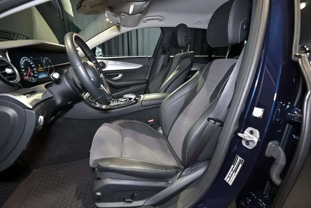Gebraucht Mercedes E220 Night 194 PS (142 kW) 2019 Cavansitblau metallic Limousine