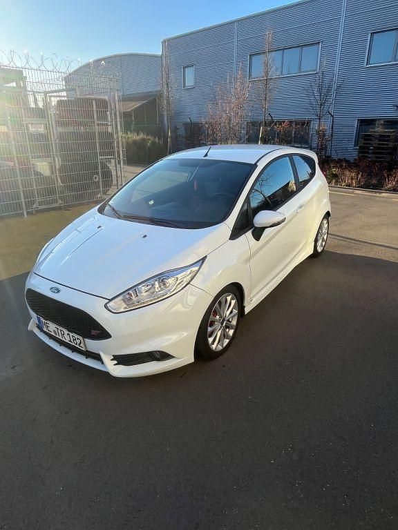 Gebraucht Ford Fiesta ST 182 PS (133 kW) 2016 Weiß Kleinwagen