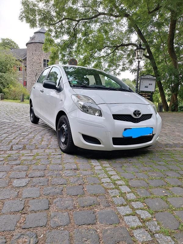 Weiß Gebraucht 2009 Toyota Yaris Kleinwagen | 2.800 € (Fairer Preis) - Bild 1/4