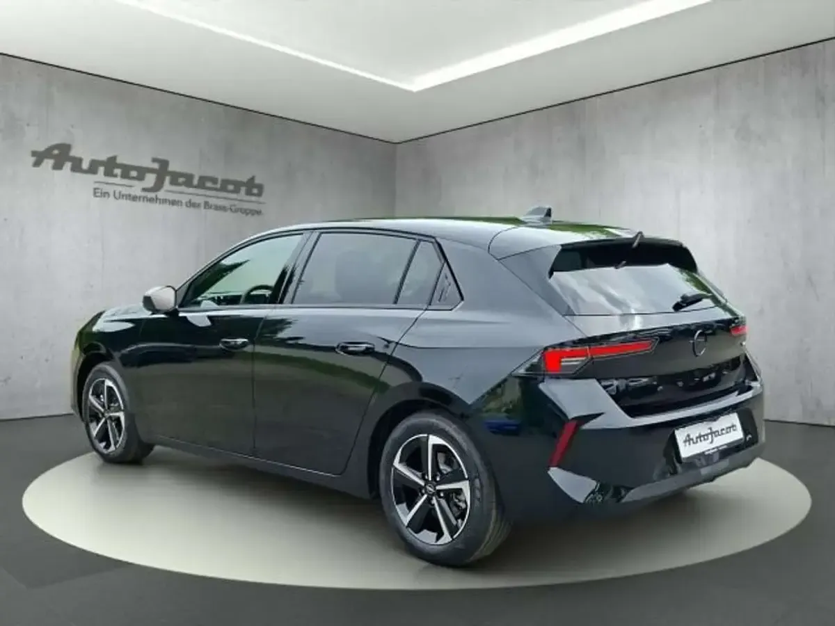 Neu Opel Astra Edition 136 PS (100 kW) 2026 Karbon schwarz (metallic) Limousine