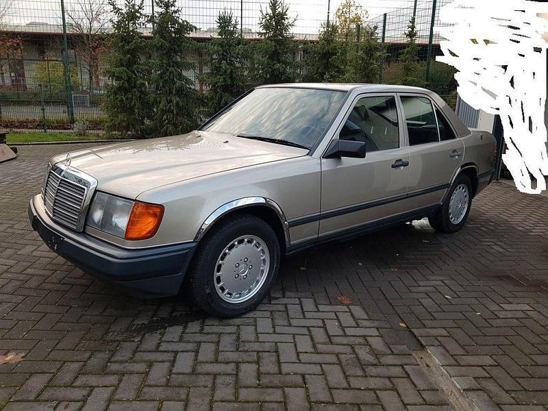 Silber Gebraucht 1982 Mercedes 230 Limousine | 6.900 € - Bild 1/4