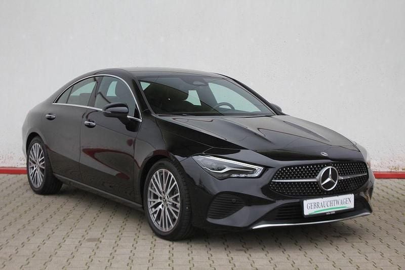 Kosmosschwarz metalliclack 191u (metallic) Gebraucht 2024 Mercedes CLA180 Progressive Limousine | 29.445 € (Superpreis) - Bild 1/4