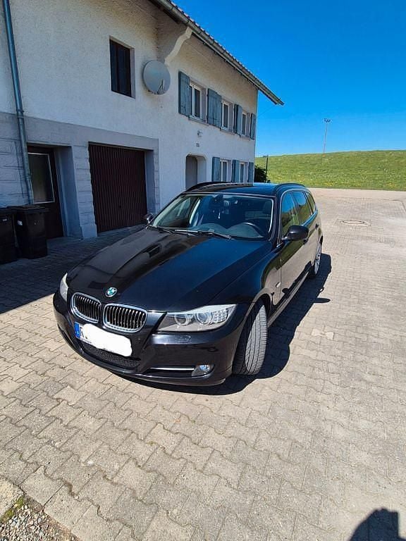 Gebraucht BMW 320 184 PS (135 kW) 2011 Schwarz Limousine