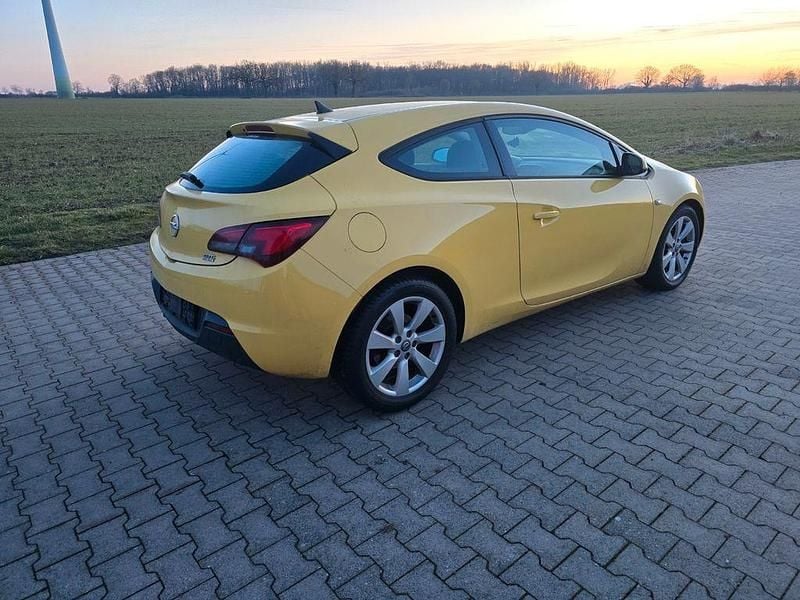 Gebraucht Opel Astra GTC Edition 179 PS (131 kW) 2012 Gelb Limousine