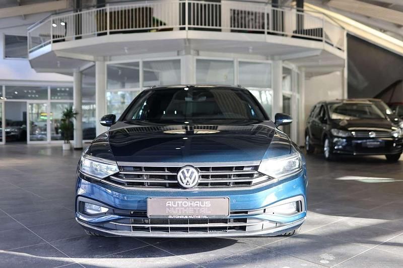 Gebraucht VW Passat 190 PS (139 kW) 2020 Aquamarinblau Kombi