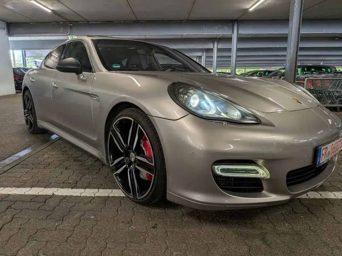 Gebraucht Porsche Panamera Turbo 500 PS (367 kW) 2010 Platinsilbermetallic Kleinwagen