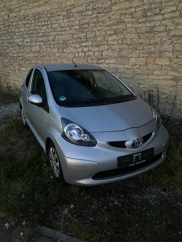 Silber Gebraucht 2007 Toyota Aygo Kleinwagen | 1.700 € (Guter Preis) - Bild 1/4