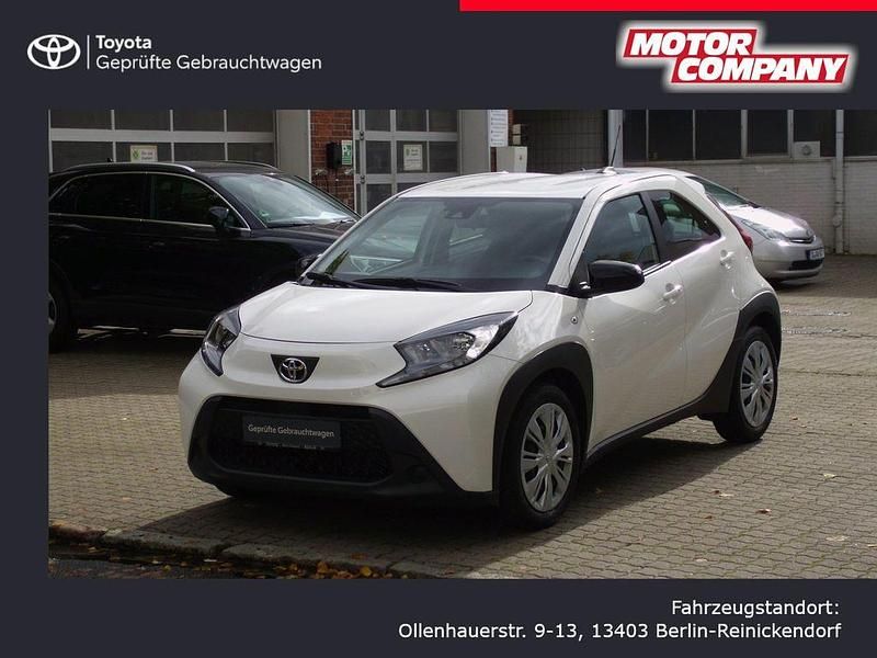 Schneeweiß Gebraucht 2022 Toyota Aygo X-play Kleinwagen | 15.450 € (Etwas zu teuer) - Bild 1/4