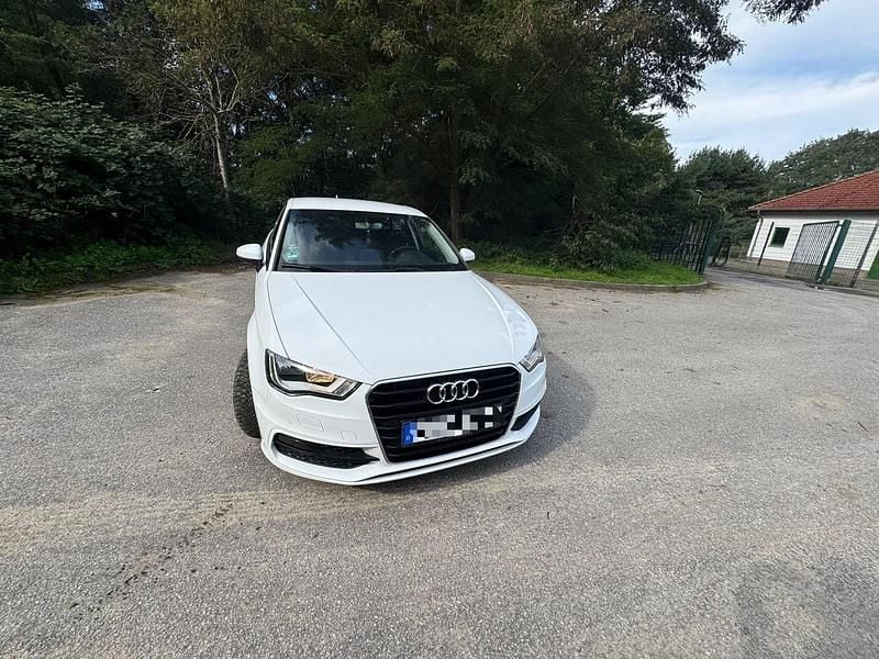 Weiß Gebraucht 2016 Audi A3 Sportback Design Kleinwagen | 12.490 € (Fairer Preis) - Bild 1/4