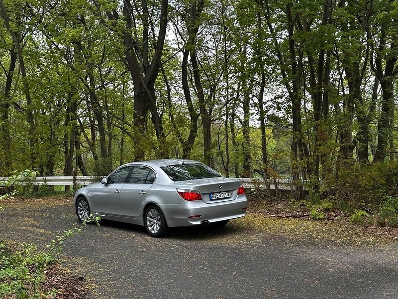 Grau Gebraucht 2006 BMW 523 Limousine | 9.900 € - Bild 1/4