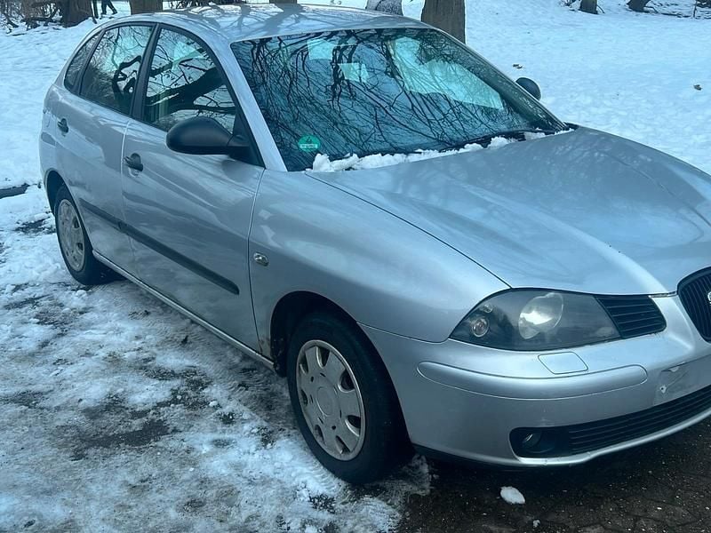 Silber Gebraucht 2004 Seat Ibiza Kleinwagen | 299 € (Superpreis) - Bild 1/4