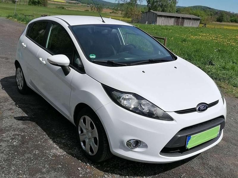 Weiß Gebraucht 2012 Ford Fiesta Champions Edition Kleinwagen | 4.999 € (Etwas zu teuer) - Bild 1/4