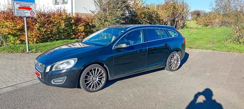 Schwarz Gebraucht 2011 Volvo V60 Summum Kombi | 6.200 € (Guter Preis) - Bild 1/4