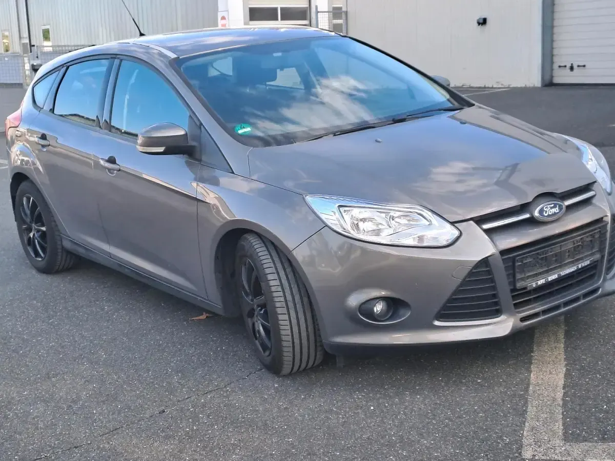Gebraucht Ford Focus 109 PS (80 kW) 2012 Grau Limousine