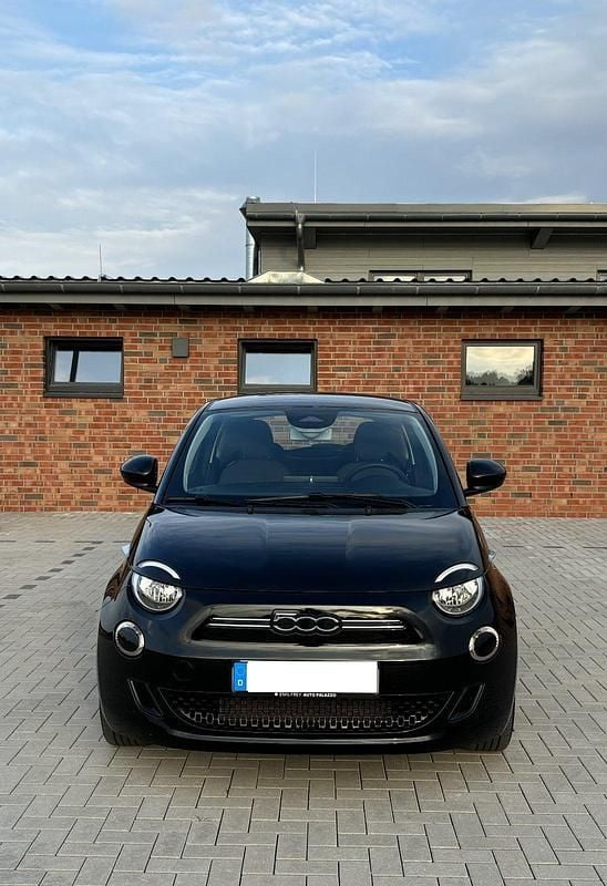 Schwarz Gebraucht 2022 Fiat 500e Icon Kleinwagen | 16.200 € (Fairer Preis) - Bild 1/4