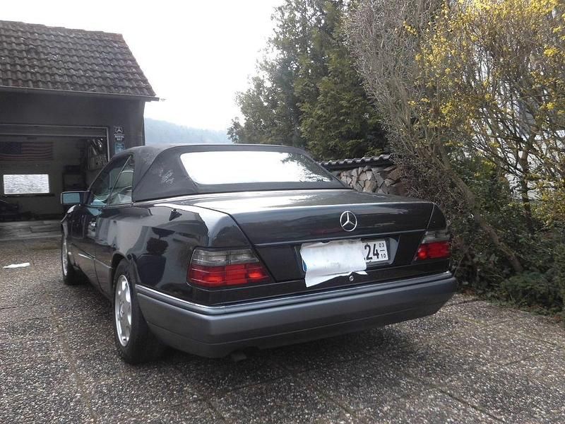 Gebraucht Mercedes E220 Sportline 150 PS (110 kW) 1993 Schwarz Cabrio